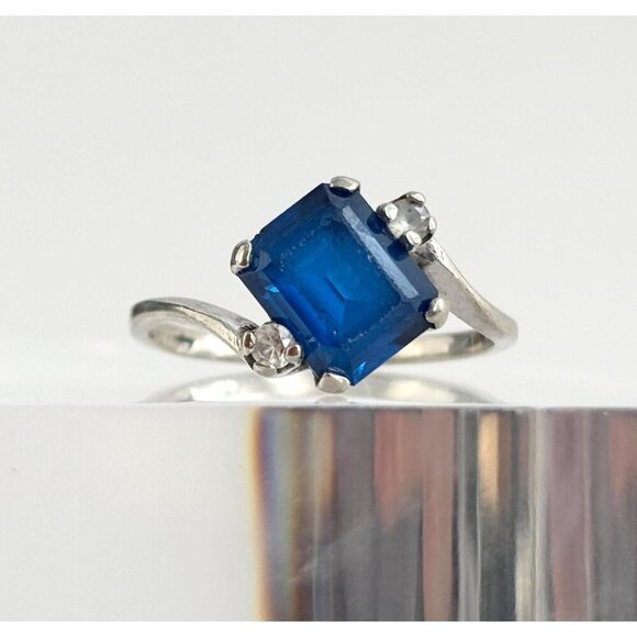 Vintage Jewelry - Silver Toned Vintage Blue Emerald Cut Gemstone Straight Bypass Shank Ring - sz 6